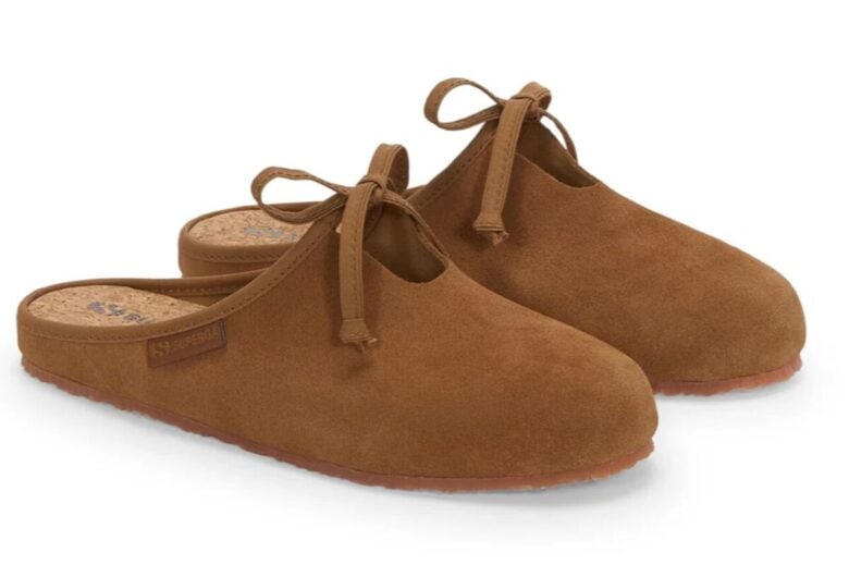 Arriva l’eleganza comfy delle ballerine mules Superga must have del 2026