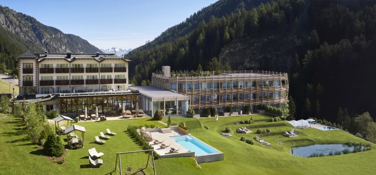 Tradizione d’avanguardia. Nel cuore del Parco Nazionale dello Stelvio, il volto contemporaneo dell’Hotel Bella Vista Trafoi è un mix fra tradizione alpina e hospitality d’eccellenza Tradizione d’avanguardia. Nel cuore del Parco Nazionale dello Stelvio, il volto contemporaneo dell’Hotel Bella Vista Trafoi è un mix fra tradizione alpina e hospitality d’eccellenza