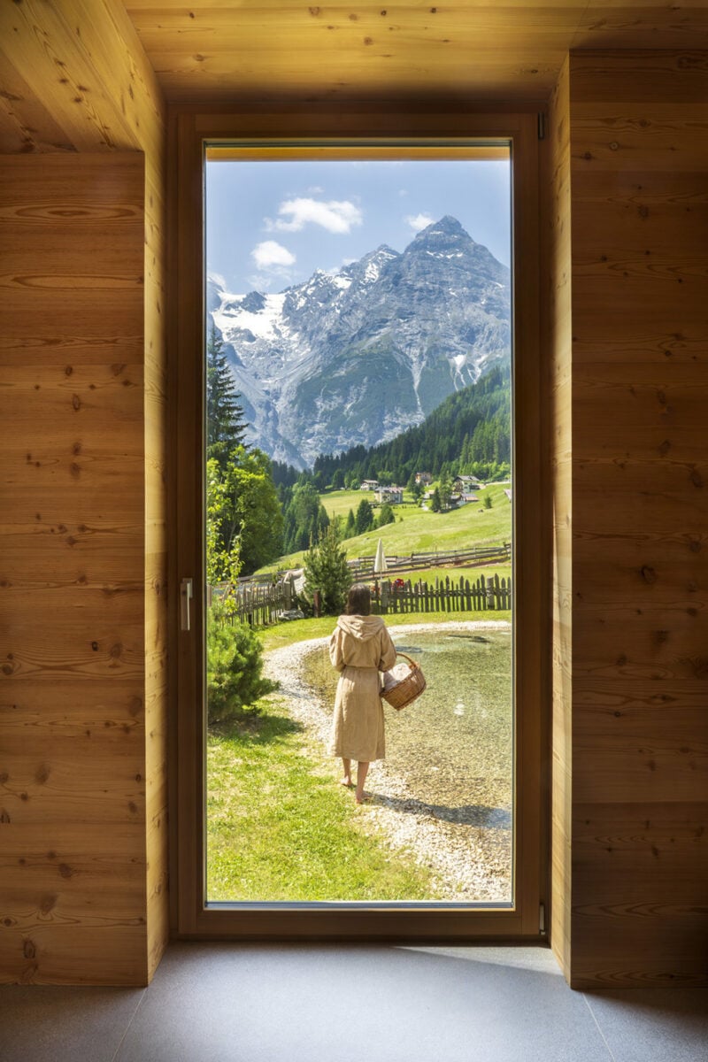 Tradizione d’avanguardia. Nel cuore del Parco Nazionale dello Stelvio, il volto contemporaneo dell’Hotel Bella Vista Trafoi è un mix fra tradizione alpina e hospitality d’eccellenza Tradizione d’avanguardia. Nel cuore del Parco Nazionale dello Stelvio, il volto contemporaneo dell’Hotel Bella Vista Trafoi è un mix fra tradizione alpina e hospitality d’eccellenza