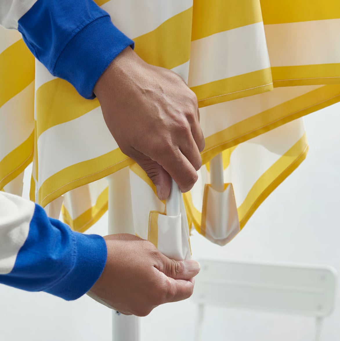 Ombrellone IKEA H&Ouml;G&Ouml;N: con meno di 100 euro trasforma balconi e terrazzi in un resort mediterraneo