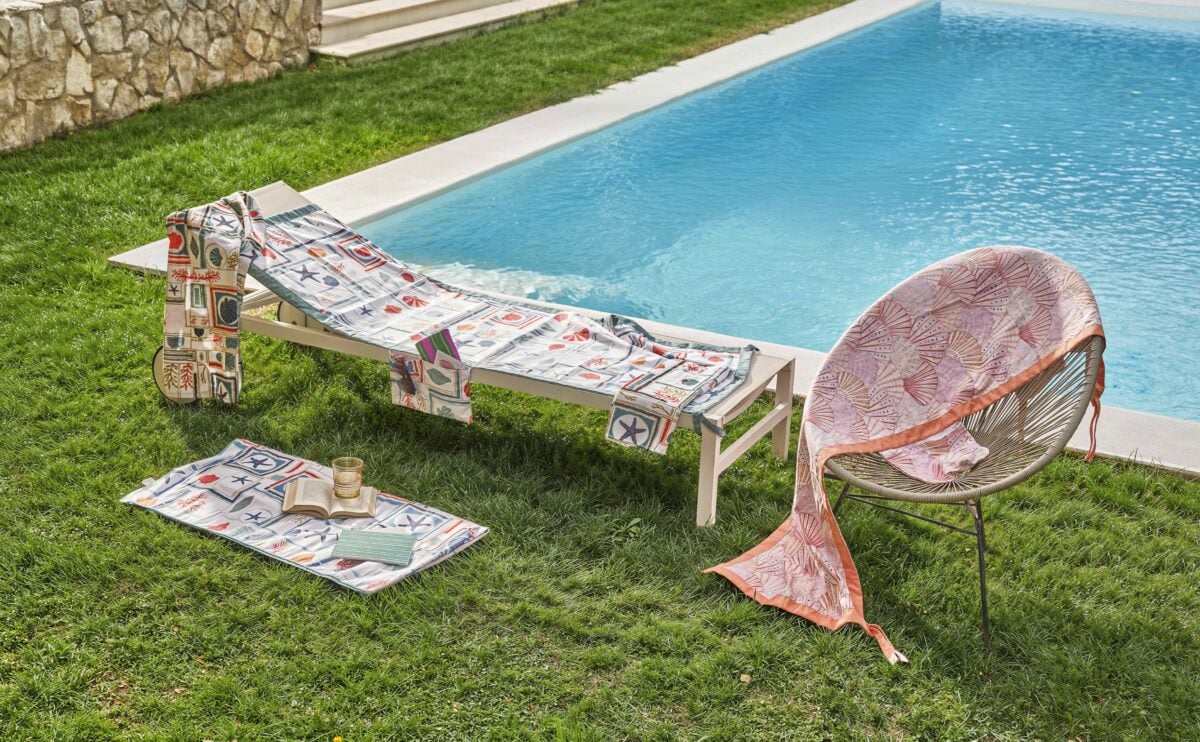 Teli mare e plaid da picnic: i compagni di stile per un’estate en plein air Teli mare e plaid da picnic: i compagni di stile per un’estate en plein air