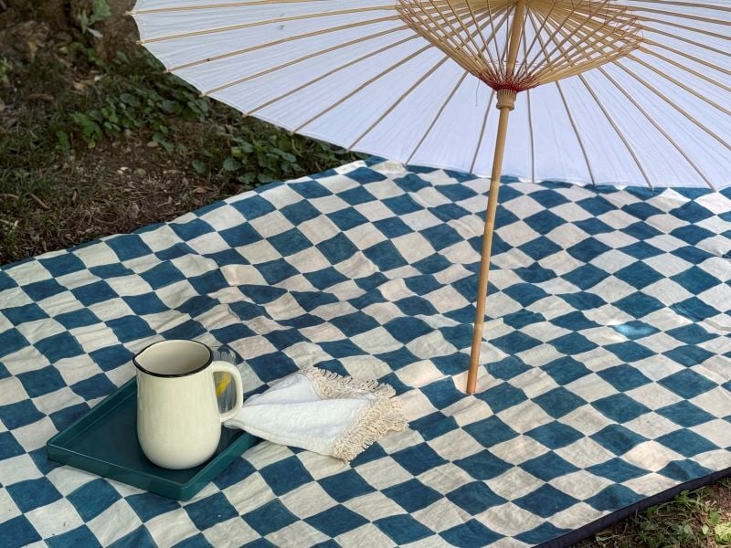 Teli mare e plaid da picnic: i compagni di stile per un’estate en plein air Teli mare e plaid da picnic: i compagni di stile per un’estate en plein air