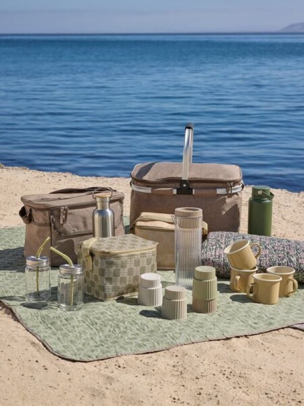 Teli mare e plaid da picnic: i compagni di stile per un’estate en plein air Teli mare e plaid da picnic: i compagni di stile per un’estate en plein air