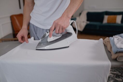 Bruciature sui vestiti con il ferro da stiro? Ecco come rimediare