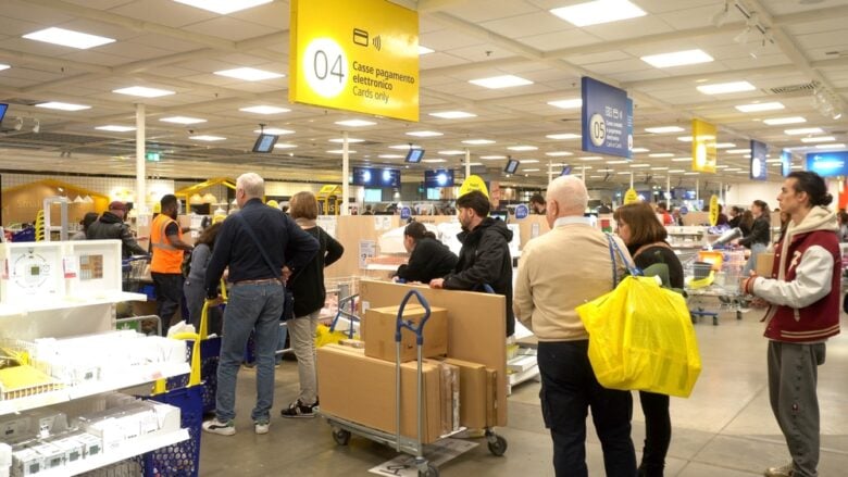 Gente in fila da Ikea