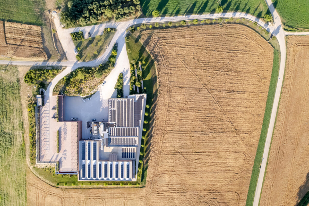 Per un’architettura di relazione. L’ampliamento del Pastificio Agricolo Mancini evoca tempo lento e cura. Per un’architettura di relazione. L’ampliamento del Pastificio Agricolo Mancini evoca tempo lento e cura.