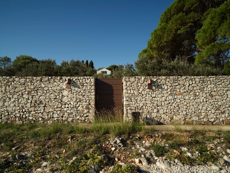 Lo studio di architettura Parisotto+Formenton trasforma una vecchia Robinson House croata nel buen retiro estivo Branzino Felice