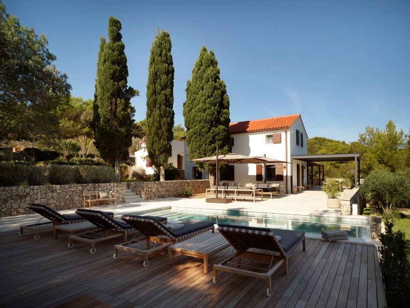 Lo studio di architettura Parisotto+Formenton trasforma una vecchia Robinson House croata nel buen retiro estivo Branzino Felice