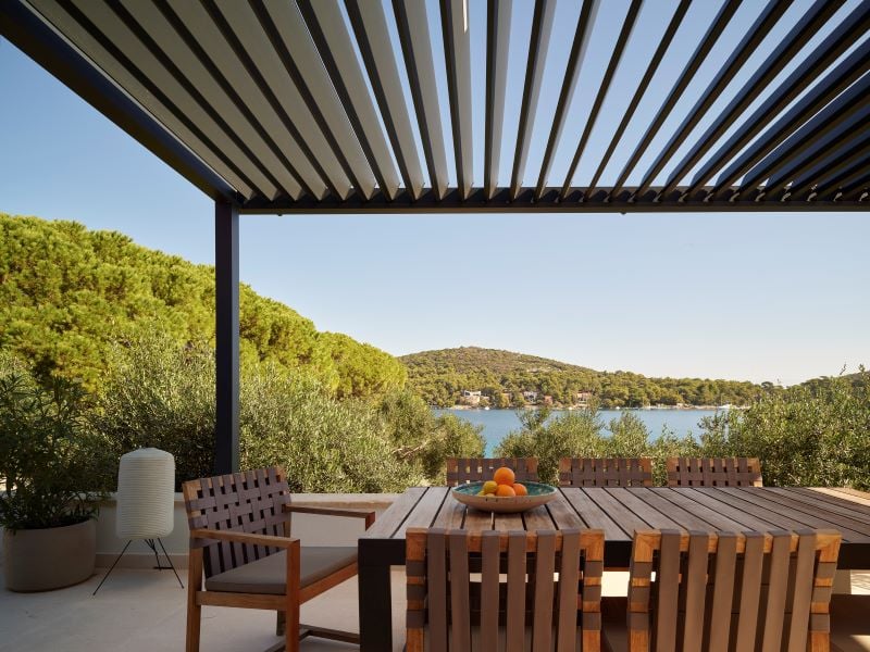Lo studio di architettura Parisotto+Formenton trasforma una vecchia Robinson House croata nel buen retiro estivo Branzino Felice