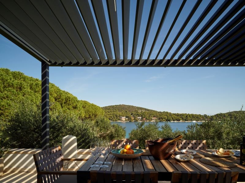 Lo studio di architettura Parisotto+Formenton trasforma una vecchia Robinson House croata nel buen retiro estivo Branzino Felice