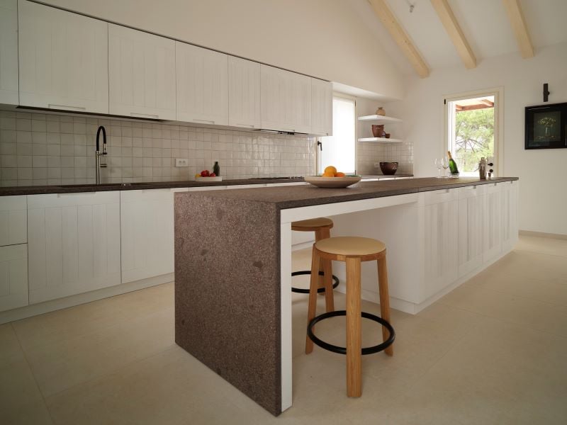 Lo studio di architettura Parisotto+Formenton trasforma una vecchia Robinson House croata nel buen retiro estivo Branzino Felice