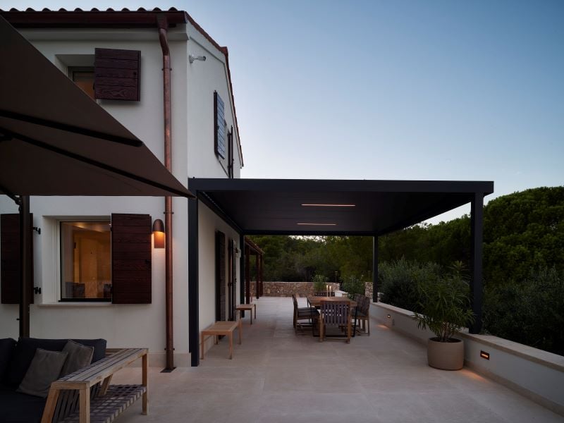 Lo studio di architettura Parisotto+Formenton trasforma una vecchia Robinson House croata nel buen retiro estivo Branzino Felice