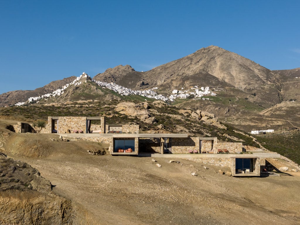 Un retreat nelle Cicladi si fonde con la natura, offrendo un rifugio nel silenzio