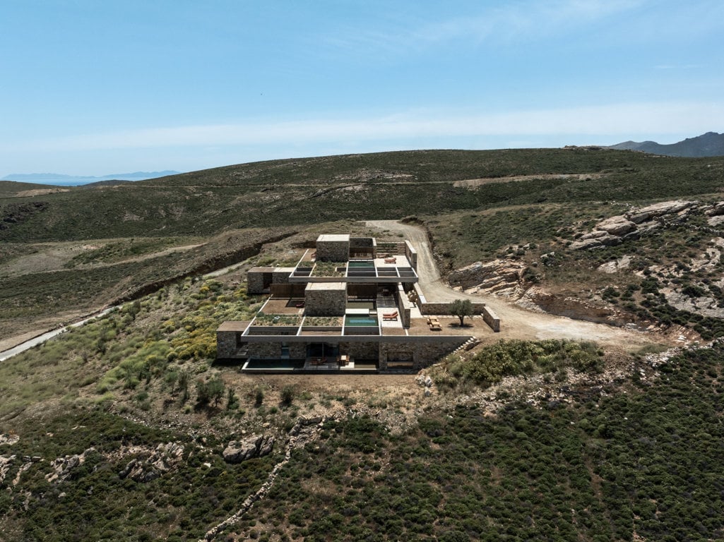 Un retreat nelle Cicladi si fonde con la natura, offrendo un rifugio nel silenzio