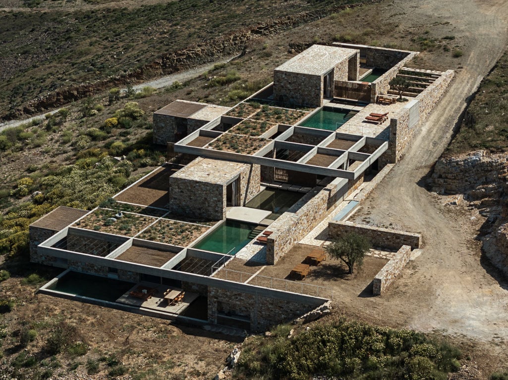 Un retreat nelle Cicladi si fonde con la natura, offrendo un rifugio nel silenzio