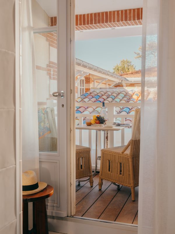 Villa Colette, l’originale boutique hotel progettato da Philippe Starck a Cap-Ferret. L’ospitalità diventa un racconto poetico e coinvolgente Villa Colette, l’originale boutique hotel progettato da Philippe Starck a Cap-Ferret. L’ospitalità diventa un racconto poetico e coinvolgente