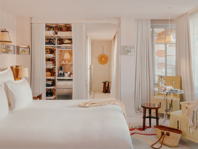 Villa Colette, l’originale boutique hotel progettato da Philippe Starck a Cap-Ferret. L’ospitalità diventa un racconto poetico e coinvolgente Villa Colette, l’originale boutique hotel progettato da Philippe Starck a Cap-Ferret. L’ospitalità diventa un racconto poetico e coinvolgente