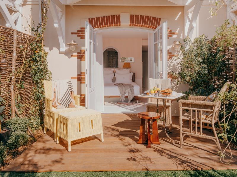 Villa Colette, l’originale boutique hotel progettato da Philippe Starck a Cap-Ferret. L’ospitalità diventa un racconto poetico e coinvolgente Villa Colette, l’originale boutique hotel progettato da Philippe Starck a Cap-Ferret. L’ospitalità diventa un racconto poetico e coinvolgente