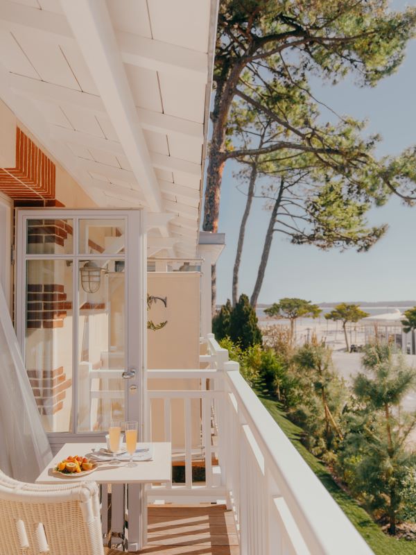 Villa Colette, l’originale boutique hotel progettato da Philippe Starck a Cap-Ferret. L’ospitalità diventa un racconto poetico e coinvolgente Villa Colette, l’originale boutique hotel progettato da Philippe Starck a Cap-Ferret. L’ospitalità diventa un racconto poetico e coinvolgente