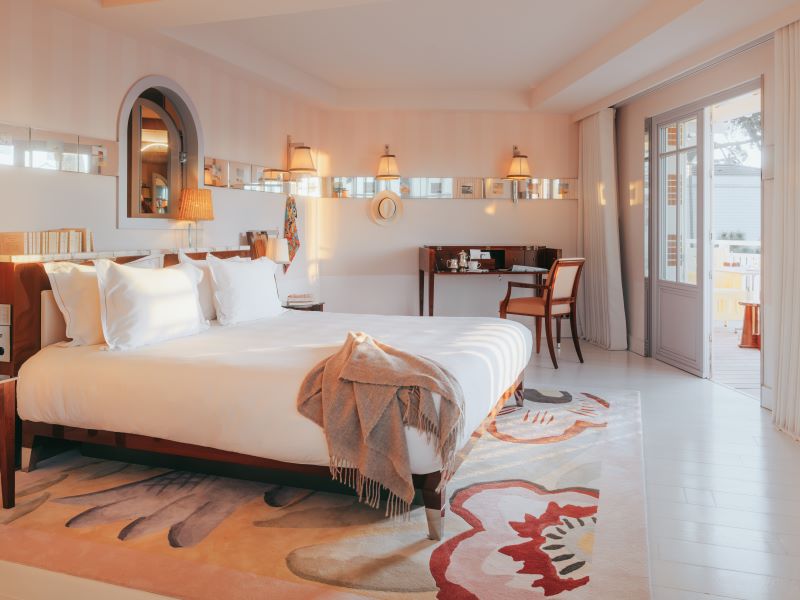Villa Colette, l’originale boutique hotel progettato da Philippe Starck a Cap-Ferret. L’ospitalità diventa un racconto poetico e coinvolgente Villa Colette, l’originale boutique hotel progettato da Philippe Starck a Cap-Ferret. L’ospitalità diventa un racconto poetico e coinvolgente