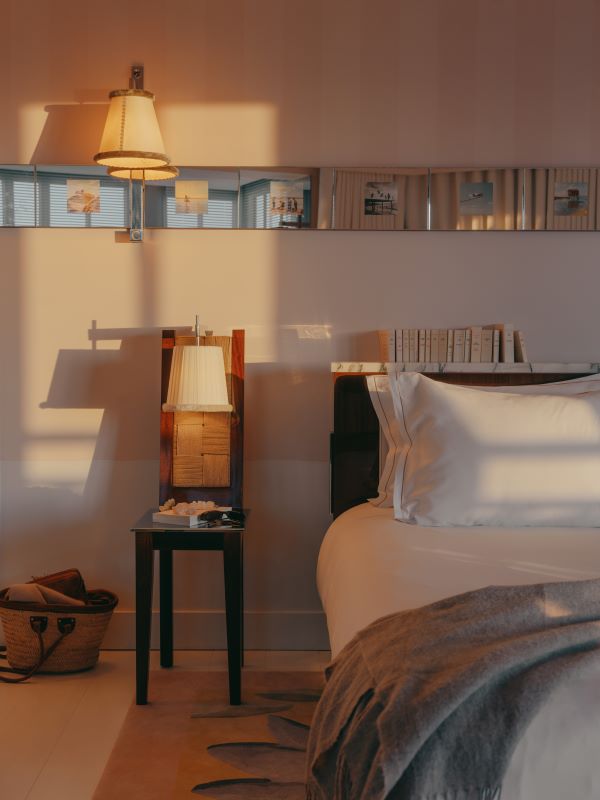 Villa Colette, l’originale boutique hotel progettato da Philippe Starck a Cap-Ferret. L’ospitalità diventa un racconto poetico e coinvolgente Villa Colette, l’originale boutique hotel progettato da Philippe Starck a Cap-Ferret. L’ospitalità diventa un racconto poetico e coinvolgente