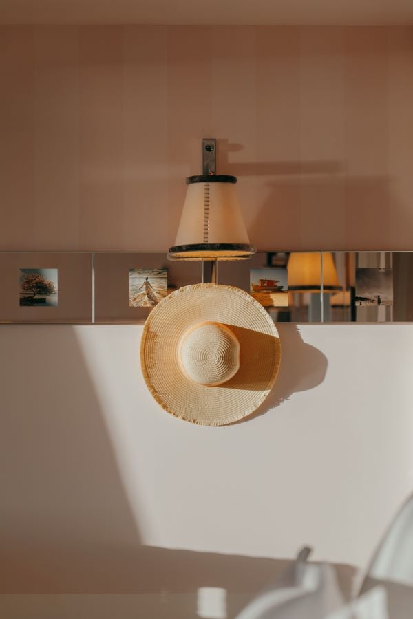 Villa Colette, l’originale boutique hotel progettato da Philippe Starck a Cap-Ferret. L’ospitalità diventa un racconto poetico e coinvolgente Villa Colette, l’originale boutique hotel progettato da Philippe Starck a Cap-Ferret. L’ospitalità diventa un racconto poetico e coinvolgente