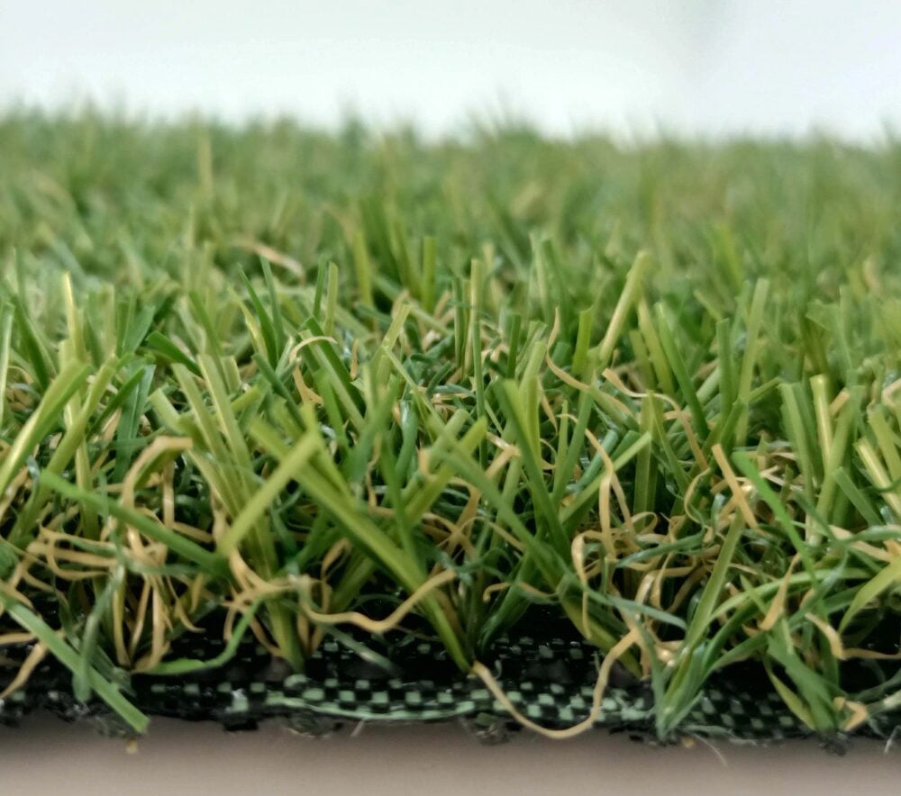 Caldo record? Il prato artificiale a rotoli OBI non perde mai il suo verde!