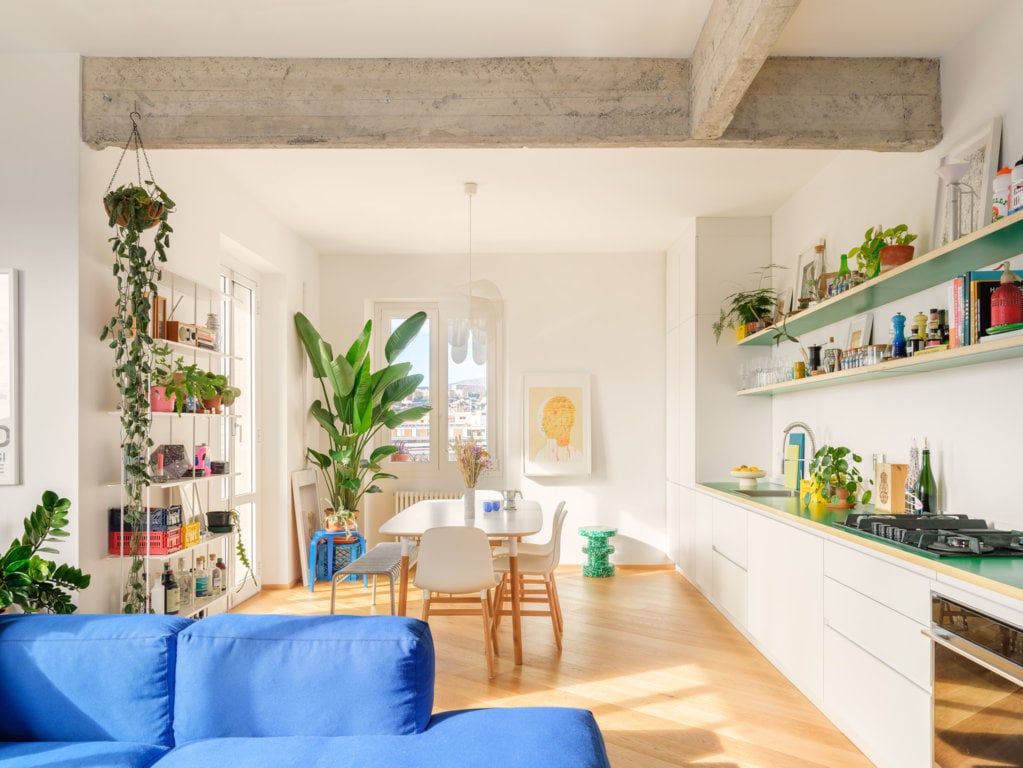 Cromie decise, luce, connessione, continuità, dialogo con il quartiere. C’è tutto questo e molto di più nella rilettura di studio llabb per questo appartamento a Genova affacciato sul porto Cromie decise, luce, connessione, continuità, dialogo con il quartiere. C’è tutto questo e molto di più nella rilettura di studio llabb per questo appartamento a Genova affacciato sul porto