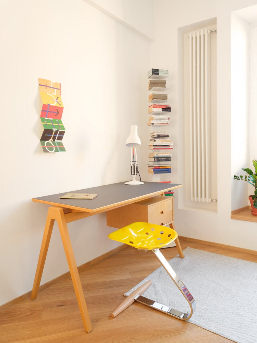 Cromie decise, luce, connessione, continuità, dialogo con il quartiere. C’è tutto questo e molto di più nella rilettura di studio llabb per questo appartamento a Genova affacciato sul porto Cromie decise, luce, connessione, continuità, dialogo con il quartiere. C’è tutto questo e molto di più nella rilettura di studio llabb per questo appartamento a Genova affacciato sul porto