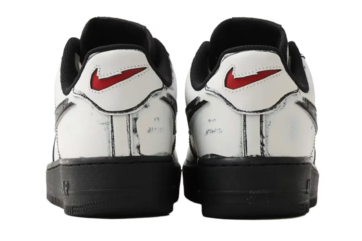 Nike Air Force 1 Low Ghostface: le sneakers horror che tutti vogliono ai piedi Nike Air Force 1 Low Ghostface: le sneakers horror che tutti vogliono ai piedi