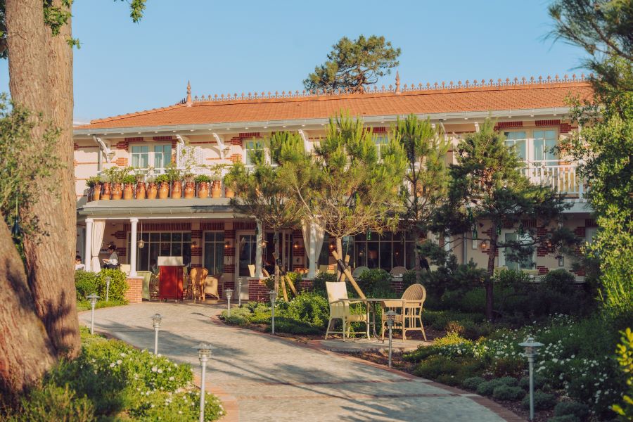 Villa Colette, l’originale boutique hotel progettato da Philippe Starck a Cap-Ferret. L’ospitalità diventa un racconto poetico e coinvolgente Villa Colette, l’originale boutique hotel progettato da Philippe Starck a Cap-Ferret. L’ospitalità diventa un racconto poetico e coinvolgente