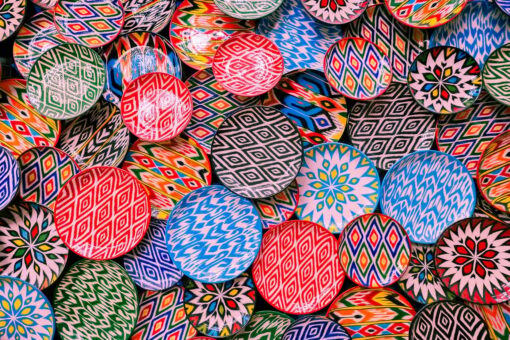 Apparecchiare con piatti spaiati: perchè è la moda del momento