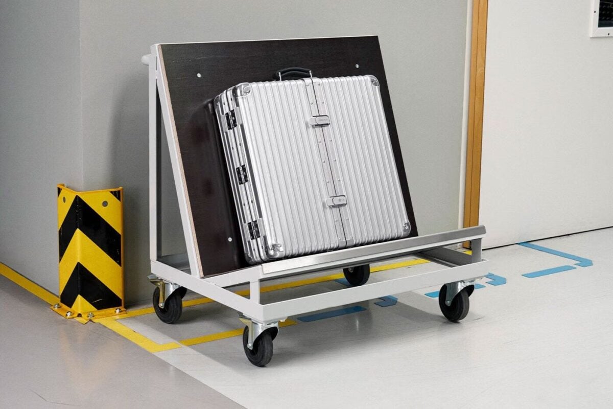 La valigia di lusso RIMOWA che nessuno si aspettava: dentro non ci sono vestiti ma freccette La valigia di lusso RIMOWA che nessuno si aspettava: dentro non ci sono vestiti ma freccette