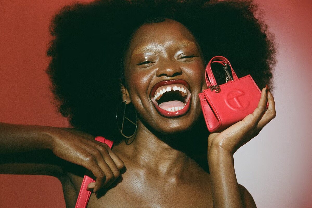 Solo 10 centimetri di stile: la nuova Telfar Baby Bag Charm è la mini borsa che tutti vogliono Solo 10 centimetri di stile: la nuova Telfar Baby Bag Charm è la mini borsa che tutti vogliono
