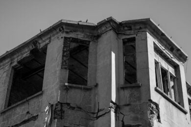 Caduta in condominio causata dai calcinacci: senza questa prova rischi di non prendere un euro