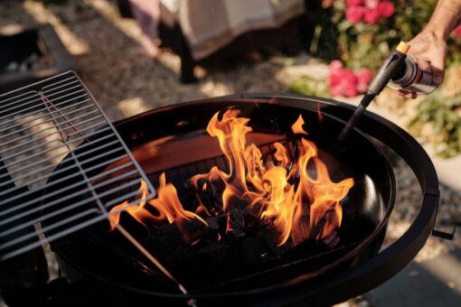 Cerchi il barbecue a carbonella? Ecco la guida che fa per te