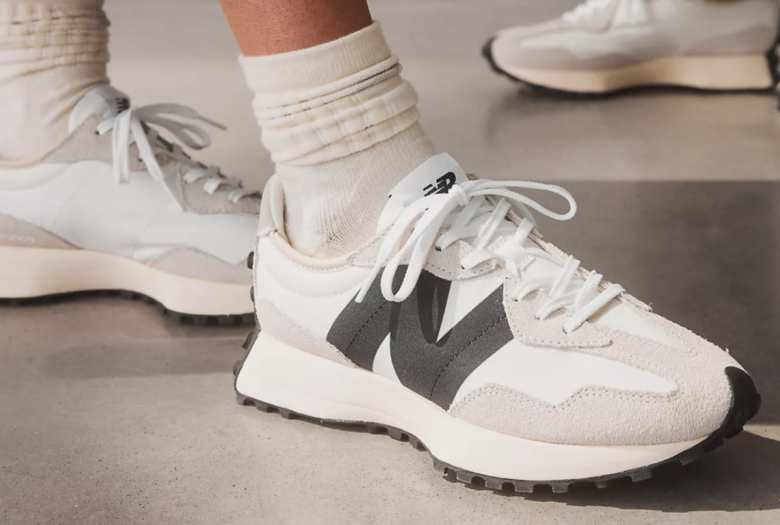 New Balance lancia le 327 tra moda, stampe irriverenti e un nuovo design