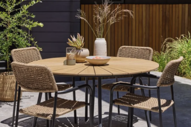 Ferragosto last minute in giardino? Da JYSK i tavoli da esterno sono scontati fino al 50%