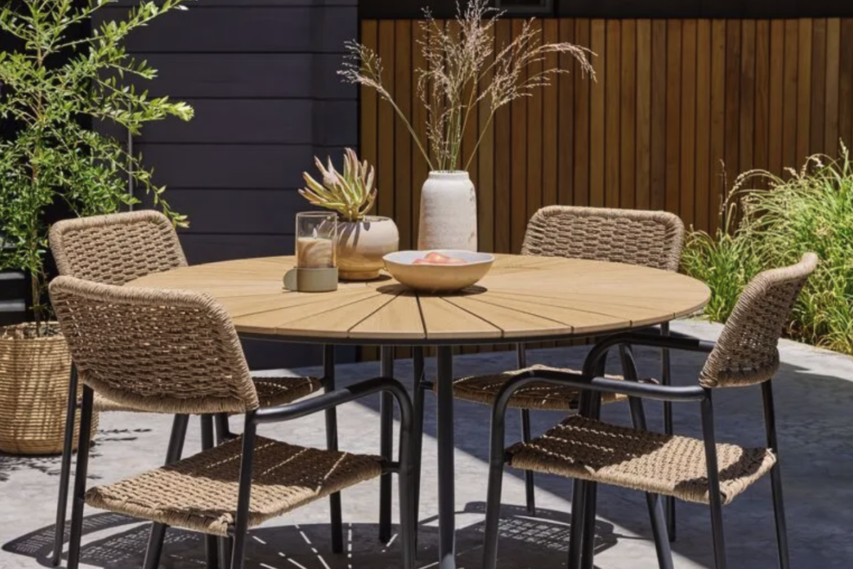 Ferragosto last minute in giardino? Da JYSK i tavoli da esterno sono scontati fino al 50% Ferragosto last minute in giardino? Da JYSK i tavoli da esterno sono scontati fino al 50%