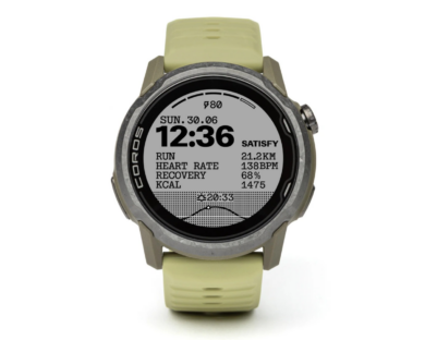 Sembra un orologio fashion, ma è progettato per la montagna: il nuovo SATISFY x COROS