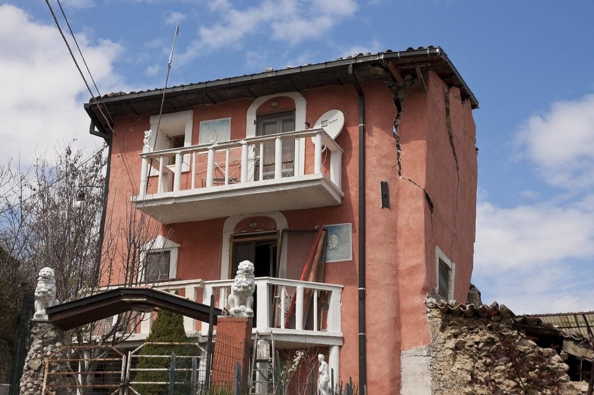 Crollo del cornicione in condominio: quando scatta il risarcimento Crollo del cornicione in condominio: quando scatta il risarcimento