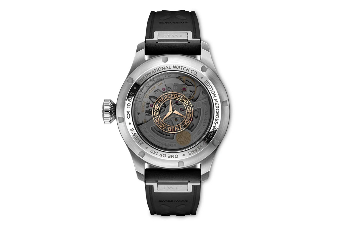IWC celebra Mercedes-Benz, l’orologio Pilot che conquista i collezionisti è un pezzo rarissimo IWC celebra Mercedes-Benz, l’orologio Pilot che conquista i collezionisti è un pezzo rarissimo
