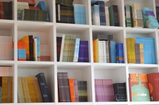 Come abbellire la libreria: 8 fantasiose idee da realizzare