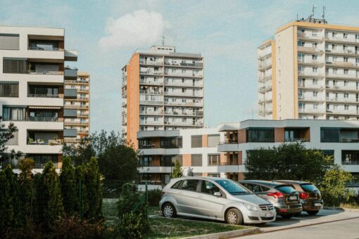 Auto in sosta per lungo tempo in cortile condominiale: che fare?