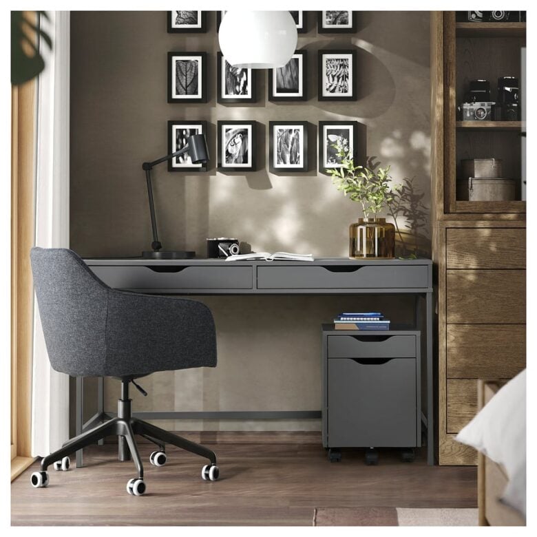 Alex scrivania Ikea in grigio scuro