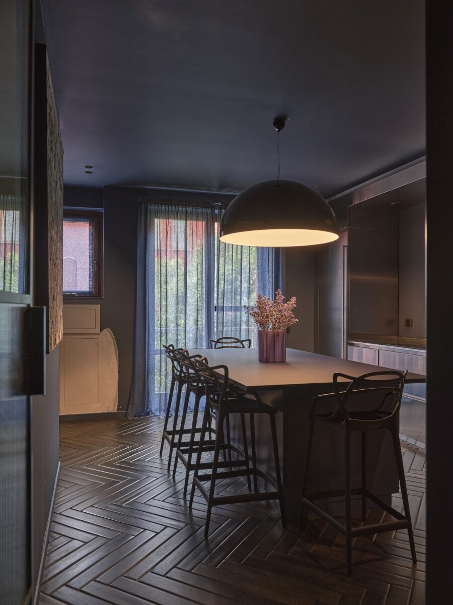 È il colore profondo degli anni Settanta a cambiare la percezione di questo appartamento milanese originariamente progettato da Asnago Vender È il colore profondo degli anni Settanta a cambiare la percezione di questo appartamento milanese originariamente progettato da Asnago Vender