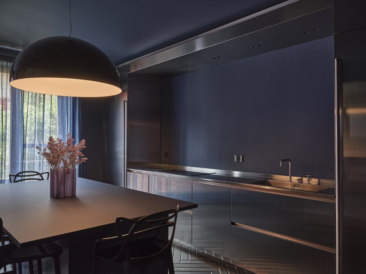 È il colore profondo degli anni Settanta a cambiare la percezione di questo appartamento milanese originariamente progettato da Asnago Vender È il colore profondo degli anni Settanta a cambiare la percezione di questo appartamento milanese originariamente progettato da Asnago Vender