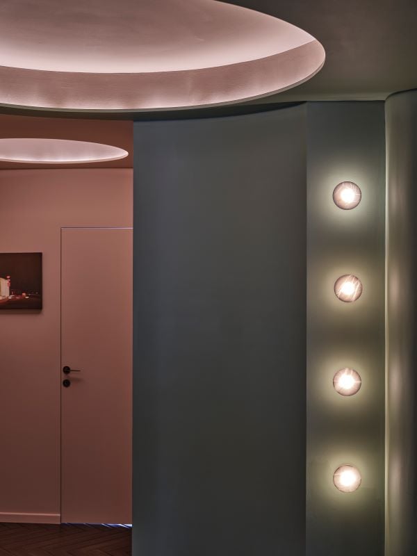 È il colore profondo degli anni Settanta a cambiare la percezione di questo appartamento milanese originariamente progettato da Asnago Vender È il colore profondo degli anni Settanta a cambiare la percezione di questo appartamento milanese originariamente progettato da Asnago Vender
