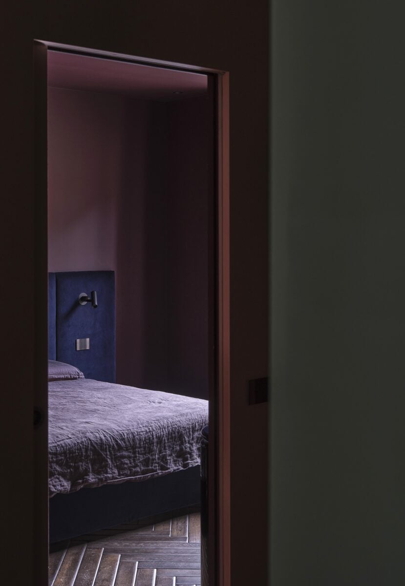 È il colore profondo degli anni Settanta a cambiare la percezione di questo appartamento milanese originariamente progettato da Asnago Vender È il colore profondo degli anni Settanta a cambiare la percezione di questo appartamento milanese originariamente progettato da Asnago Vender