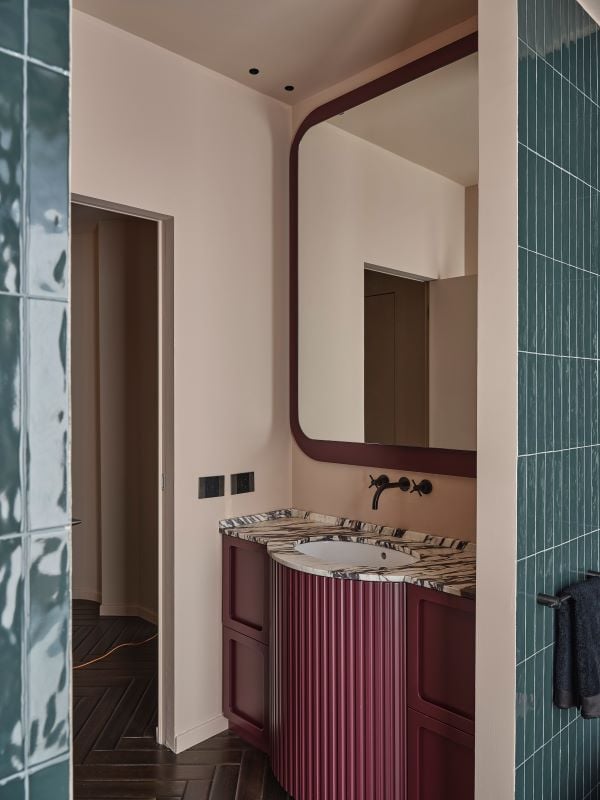 È il colore profondo degli anni Settanta a cambiare la percezione di questo appartamento milanese originariamente progettato da Asnago Vender È il colore profondo degli anni Settanta a cambiare la percezione di questo appartamento milanese originariamente progettato da Asnago Vender